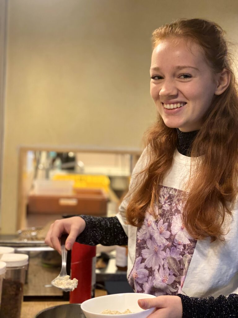 Glad elev äter frukost på internatet