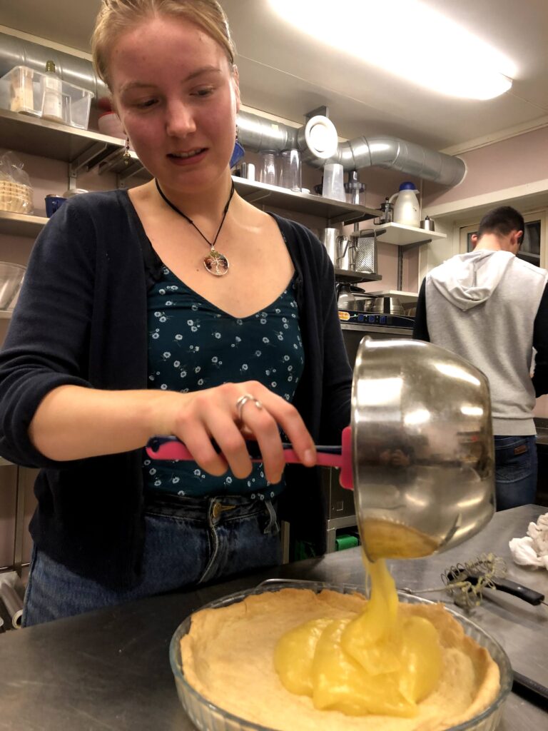 Elev på bakkväll i internatets kök